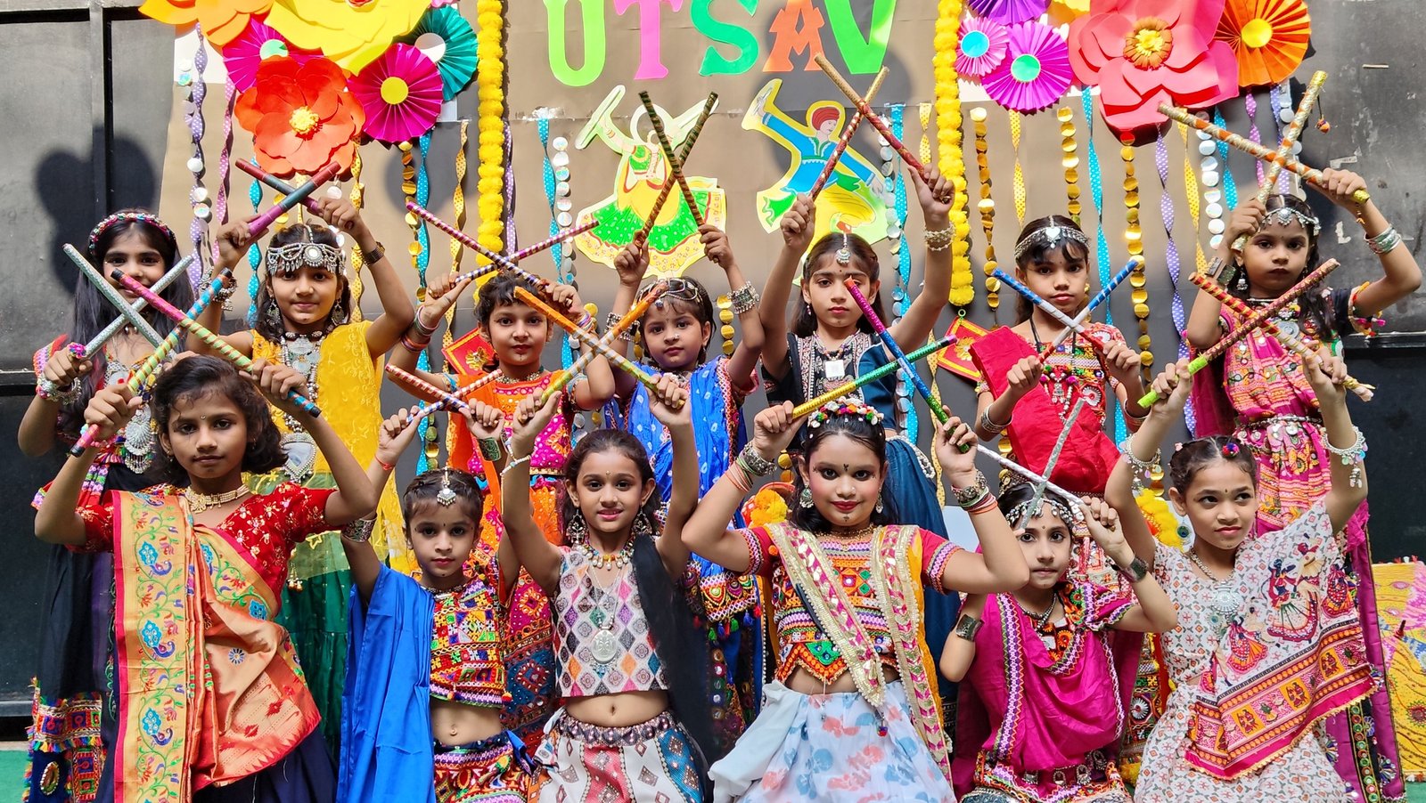 प्रगति इंटरनेशनल स्कूल में डांडिया-गरबा की धूम, पारंपरिक परिधानों में सजे विद्यार्थियों ने दी प्रस्तुतियां