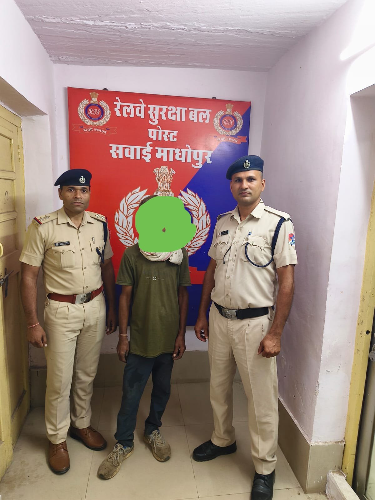 रेलवे ट्रैक पर लकड़ी रखने के मामले में आरोपी गिरफ्तार, अवध एक्सप्रेस को रोकना पड़ा
