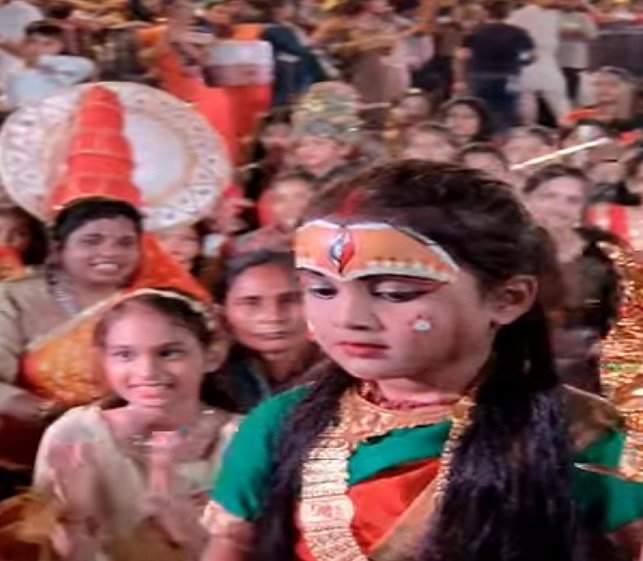 रामपुरा की महारानी के दरबार में डांडिया-गरबे की धूम, देर रात तक थिरकीं महिलाएं और बालिकाएं