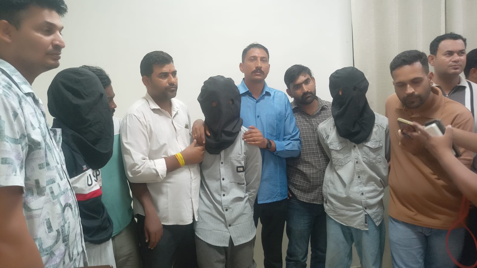 टाइगर श्रॉफ की कार पर फायरिंग के मामले में कोटा से तीन संदिग्ध गिरफ्तार, नेपाल भागने की थी तैयारी