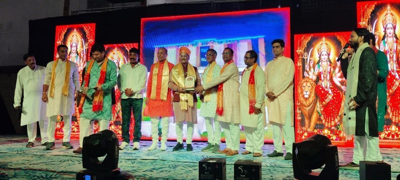 वृंदावन रास महोत्सव में भक्ति गीतों संग गूंजा गरबा, डांडिया की धुन पर थिरके कदम