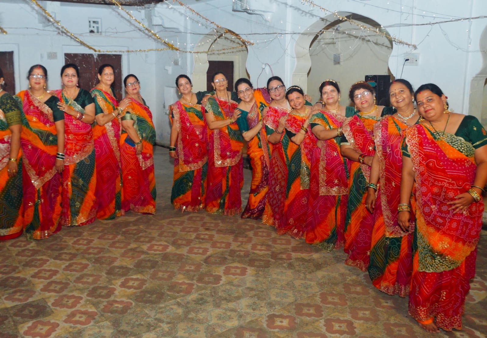चुंदड़ी ड्रेस कोड में महिलाओं ने दी मनोहारी गरबा प्रस्तुतियां, विजेताओं का चयन