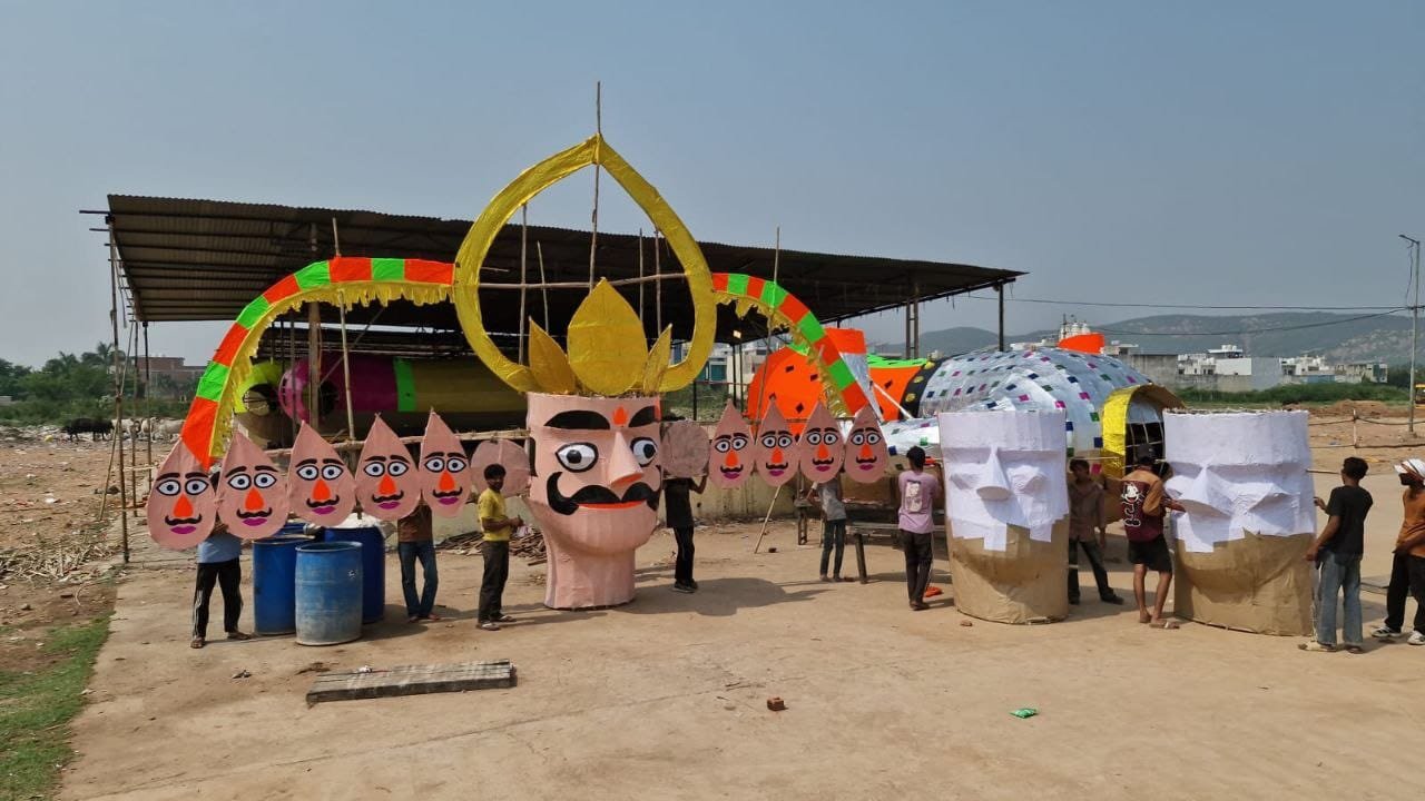 विजयदशमी पर आज निकलेगी भव्य शोभायात्रा, कुंभा स्टेडियम में रिमोट से होगा 65 फीट ऊंचे रावण का दहन