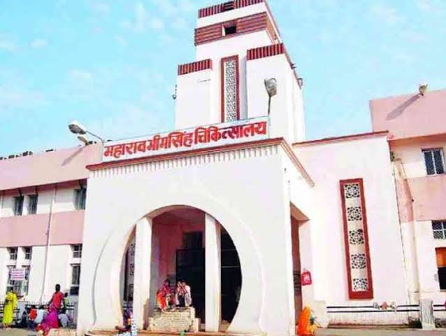 कोटा में दर्दनाक सड़क हादसा: त्योहार की खुशियां मातम में बदलीं, पिता और बेटे की मौत; मां-छोटा बेटा गंभीर