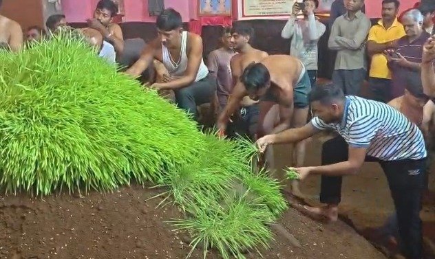 अखाड़े की मिट्टी से बनाया रावण, पैरों से कुचलकर निभाई 150 साल पुरानी परंपरा; कोटा में अनोखा दशहरा