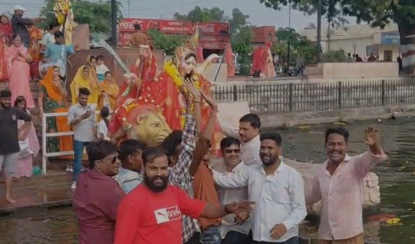 कोटा में दशहरे पर किशोर सागर तालाब पर उमड़ा आस्था का सैलाब, बैंड-बाजों के साथ माता की प्रतिमाओं का विसर्जन