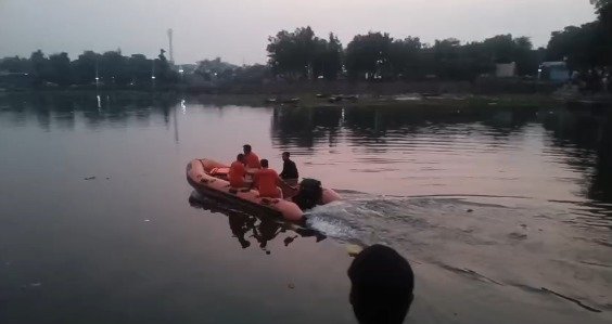 कोटा की कोटड़ी नहर में दुर्गा प्रतिमा विसर्जन के दौरान बड़ा हादसा, नाव पलटने से चार युवक लापता