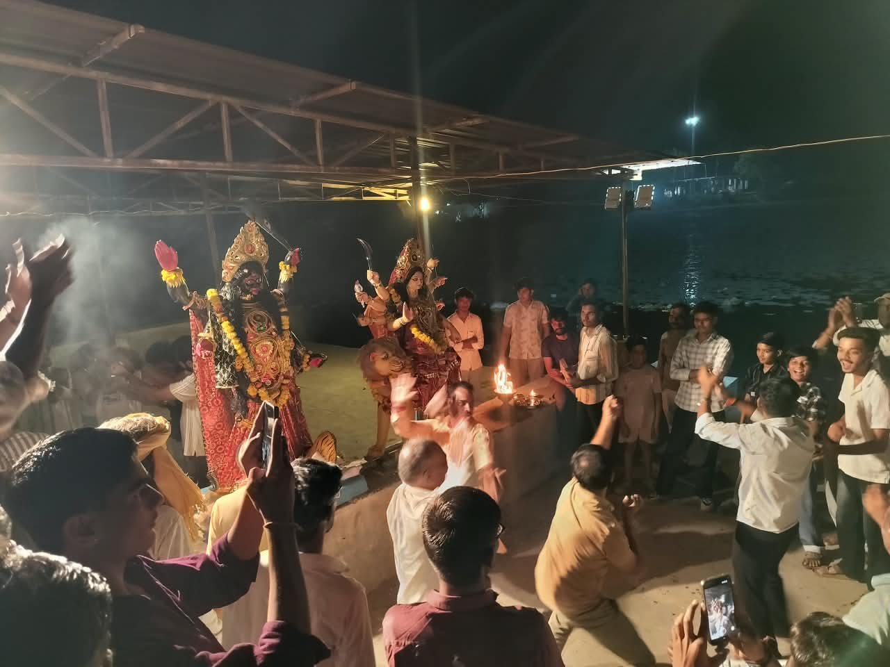 नौ दिन की आराधना के बाद नम आंखों से मां दुर्गा को दी विदाई, तालाबों में किया प्रतिमाओं का विसर्जन