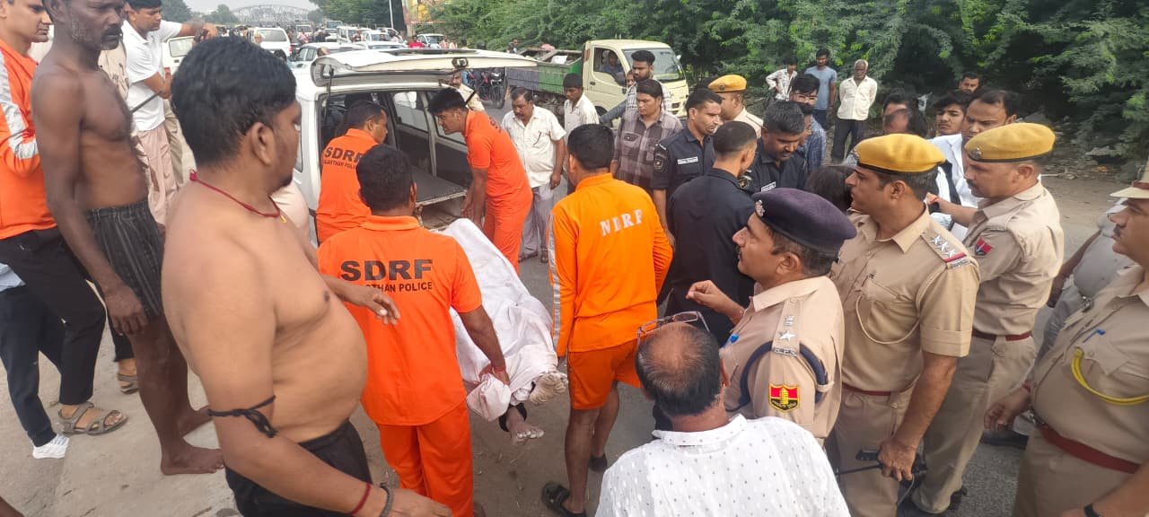 दुर्गा प्रतिमा विसर्जन के दौरान नाव पलटी, डूबे चार युवकों में से दो के शव मिले