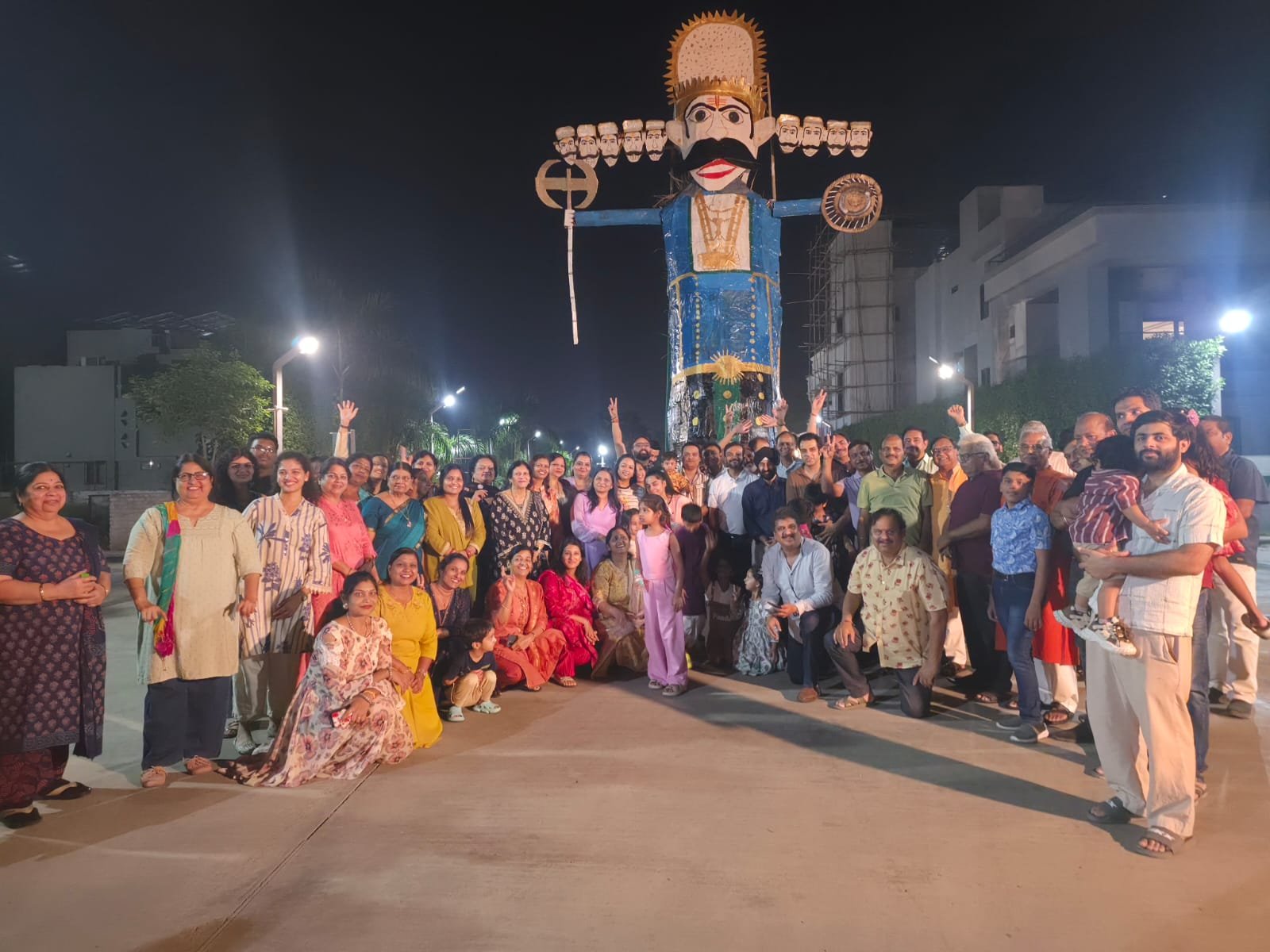 पार्श्वनाथ कोर्टयार्ड सोसायटी में रावण दहन, दिया एकता और भाईचारे का संदेश