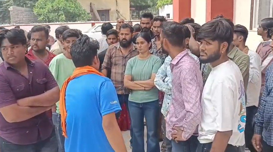 कोटा नाव हादसा: मुआवजे और सरकारी नौकरी की मांग पर MBS मोर्चरी में धरना