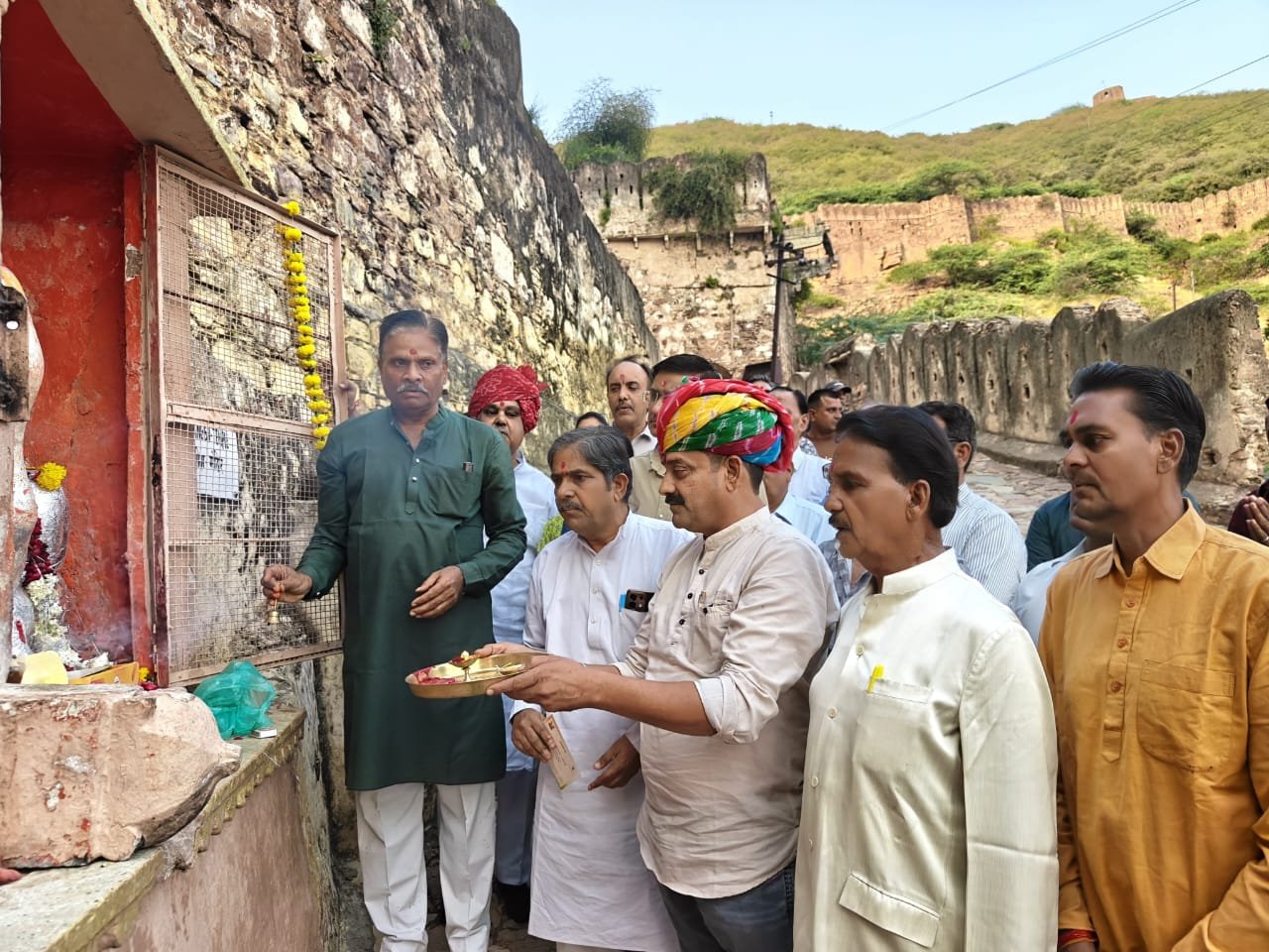 गढ़ गणेश को पीले चावल भेंट कर बूंदी महोत्सव का दिया निमंत्रण