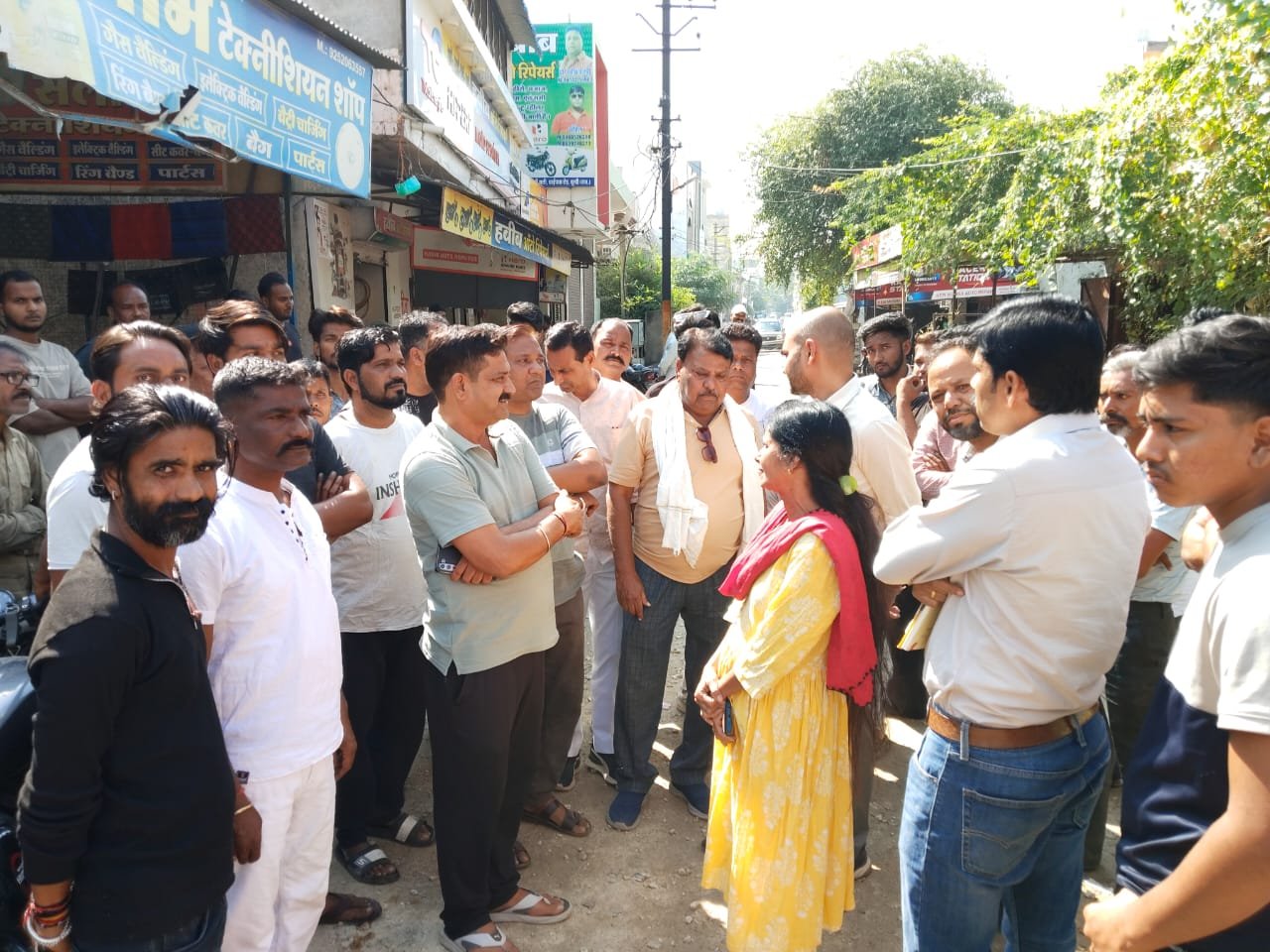 बूंदी में सड़क निर्माण में गड़बड़ी की शिकायत, सभापति ने जेसीबी से खुदवाई सड़क