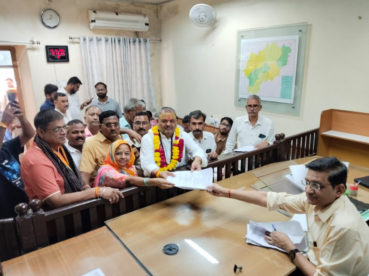 बूंदी में जिला परिषद चुनाव के नामांकनों में तेजी, कांग्रेस प्रत्याशियों ने भरे पर्चे