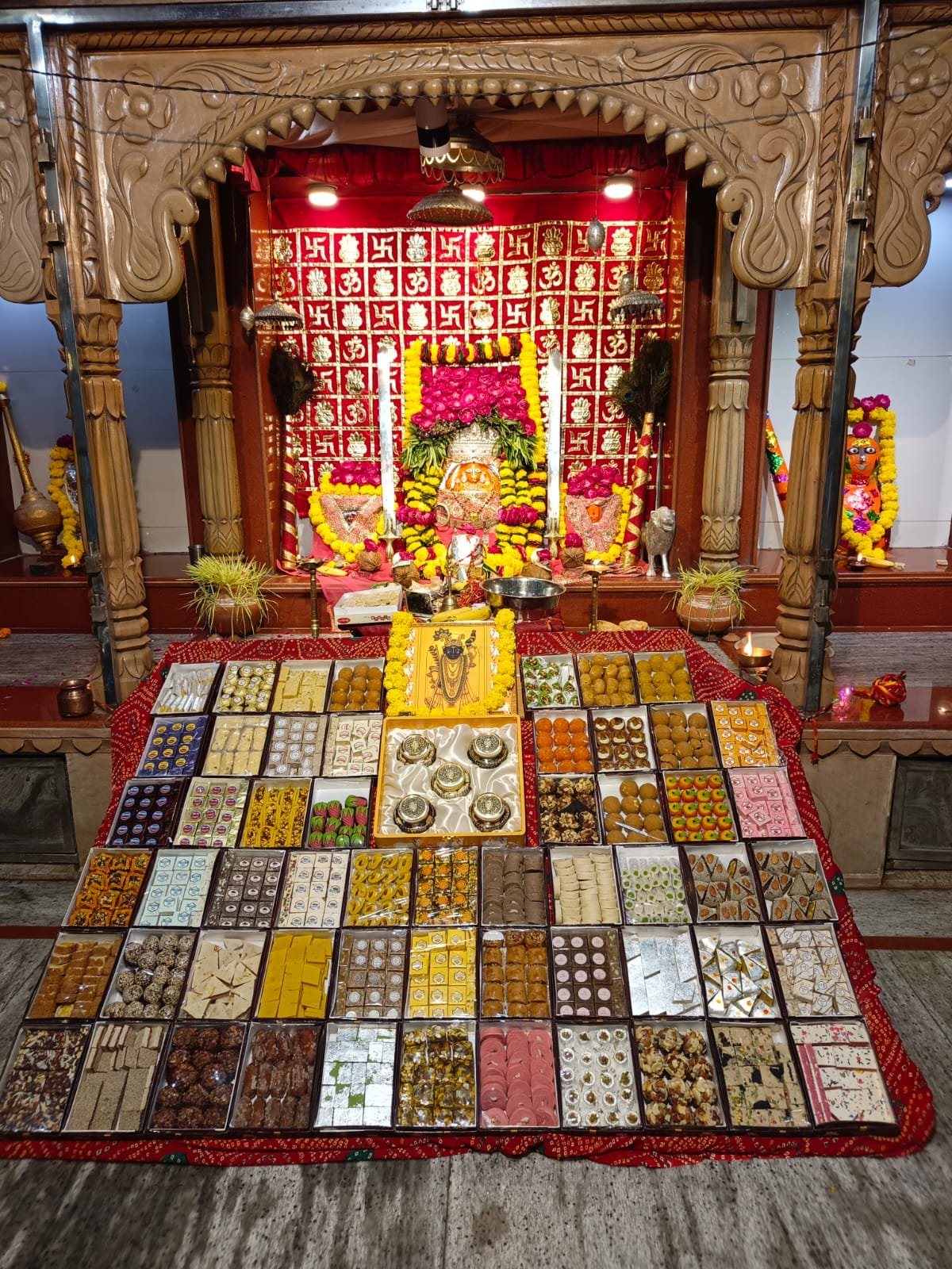 बिजासन माता मंदिर में सजी छप्पन भोग की मनोहारी झांकी, महाआरती में उमड़े श्रद्धालु