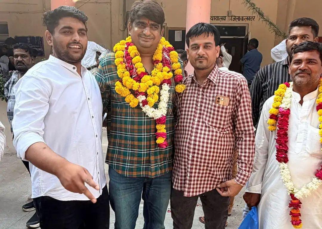 पूर्व मंत्री प्रभुलाल सैनी के बेटे मनीष सैनी ने वार्ड 20 से भरा नामांकन