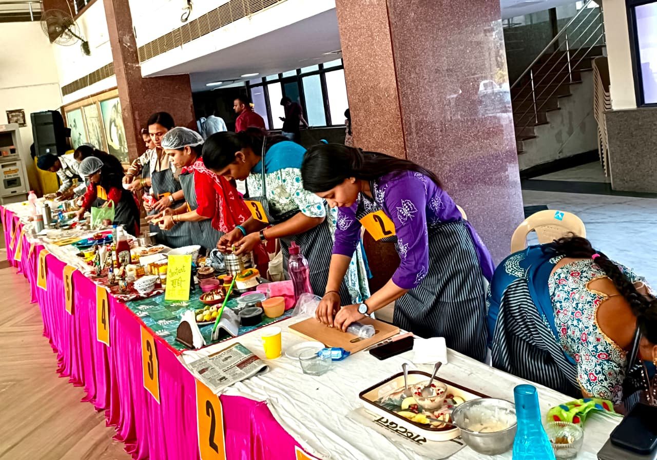 दशहरा मेले की व्यंजन प्रतियोगिता में बिखरा स्वाद का जादू, खुशबू जैन रहीं प्रथम