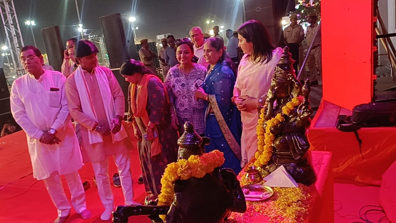 दशहरा मेले की सांस्कृतिक संध्या में बिखरे लोक कला और संगीत के रंग