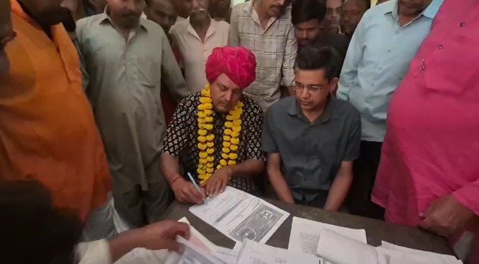 पंचायत चुनाव: पूर्व मंत्री स्व. भरत सिंह कुंदनपुर के छोटे बेटे गंगा सिंह ने कुंदनपुर पंचायत से भरा सरपंच पद का नामांकन