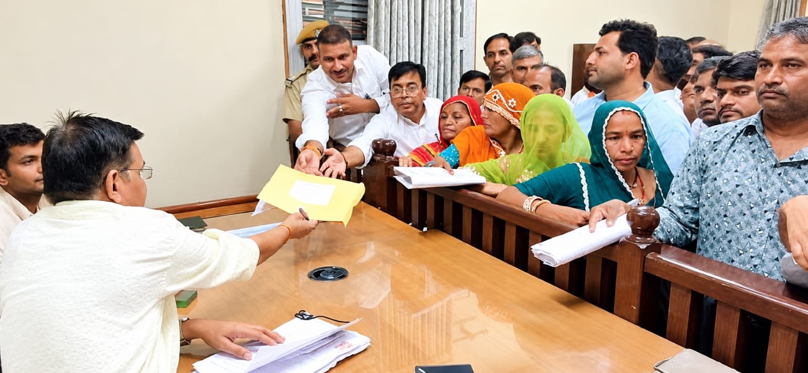 भाजपा-कांग्रेस ने बंद लिफाफे में सौंपी प्रत्याशियों के चुनाव चिह्नों की सूची