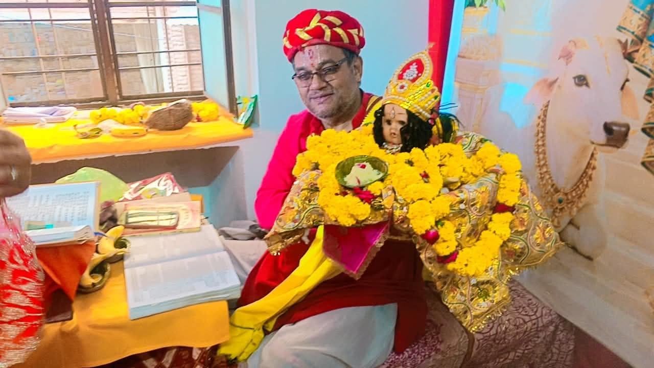 श्रीकृष्ण जन्मोत्सव पर झूमे श्रद्धालु, नंदोत्सव में बांटे टॉफियां और उपहार
