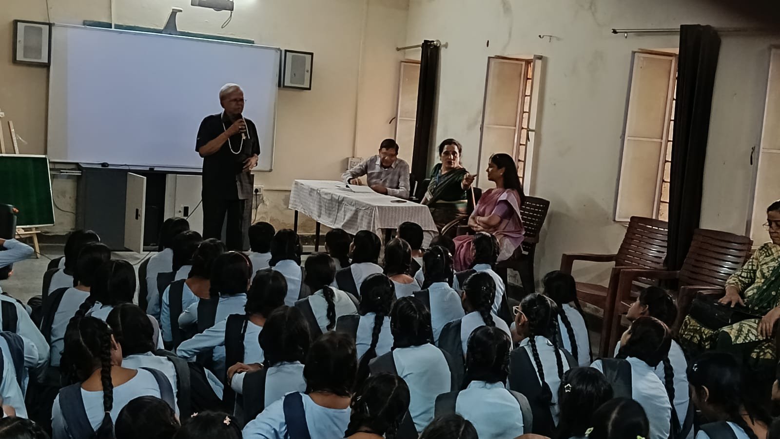 ‘मेरी बात सुनो’, छात्राओं ने माता-पिता से की भावनाओं को समझने की अपील