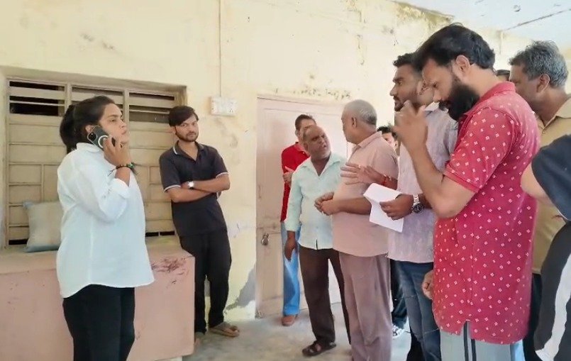 एक माह से पानी की किल्लत, सोमवार तक सुधार नहीं तो जलदाय विभाग का घेराव