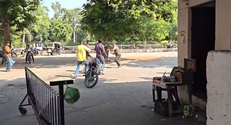 एमबीएस अस्पताल में 50 रुपए के जुर्माने पर विवाद, पार्किंग कर्मी का हाथ तोड़ा