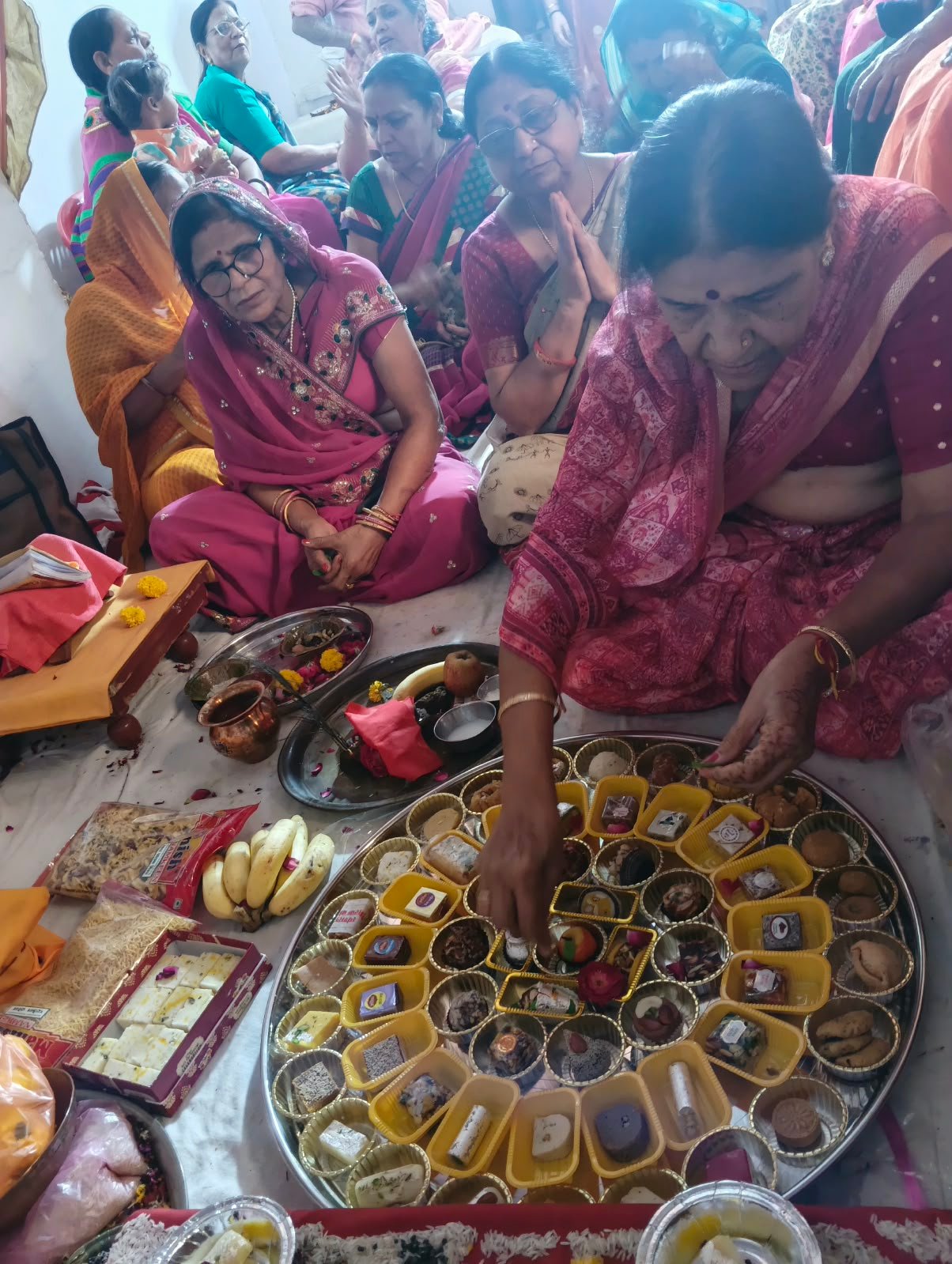 गोवर्धन पूजा में गिरिराज जी को लगाया 56 भोग, अन्नकूट महाप्रसाद बांटा