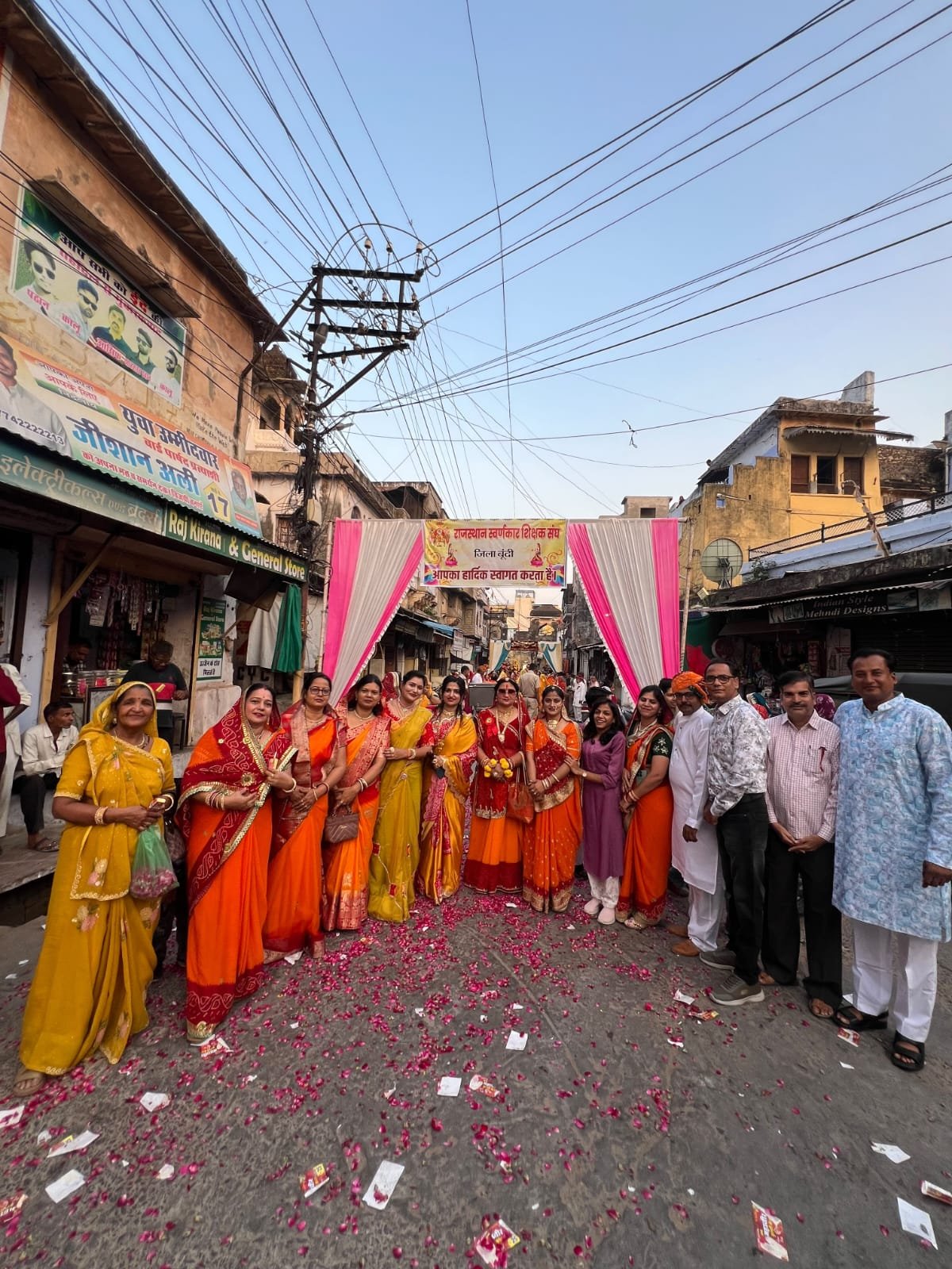 अजमीढ़ जयंती पर स्वर्णकार शिक्षक संघ ने की पुष्पवर्षा, आइसक्रीम बांटकर मनाई खुशी