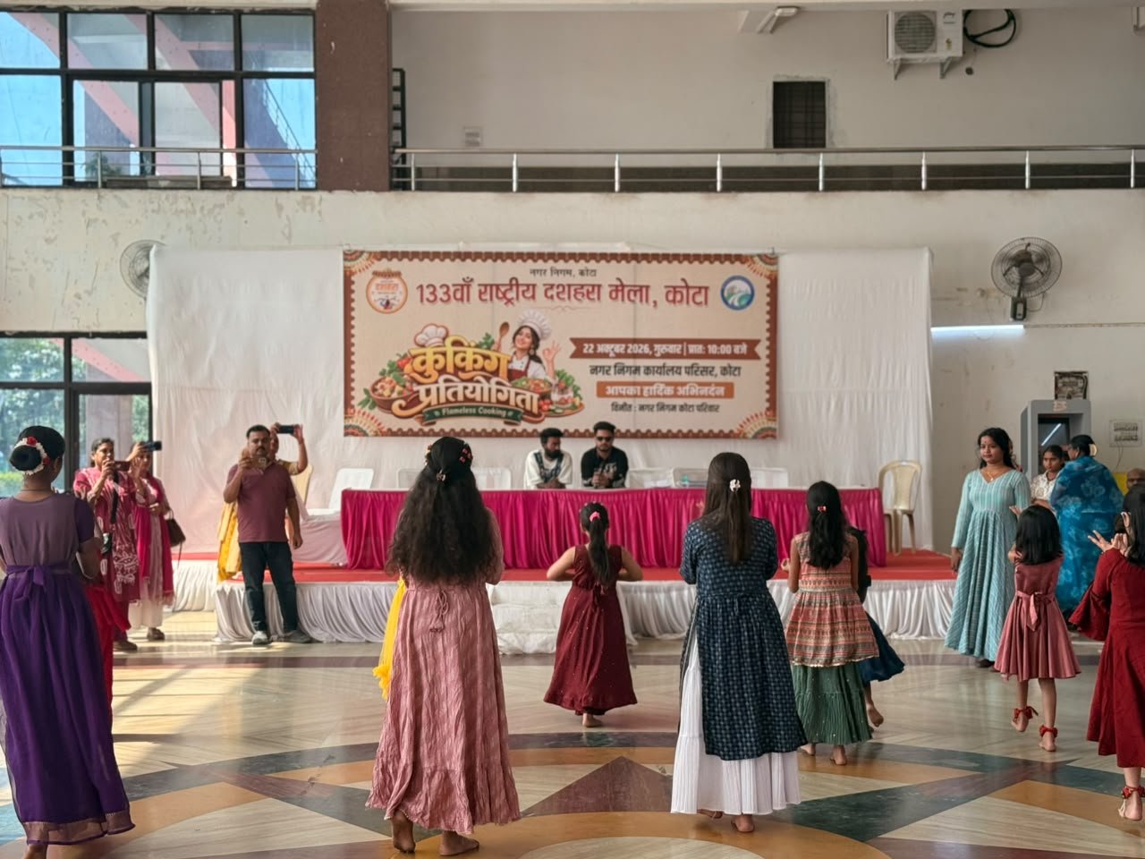 दशहरा मेले में बिना अनुमति प्रचार पर निगम की कार्रवाई, दो विशाल बैलून जब्त