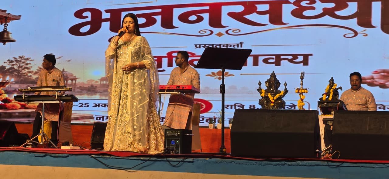शरद पूर्णिमा की रात तृप्ति शाक्य के भजनों से भक्तिमय हुआ दशहरा मेला