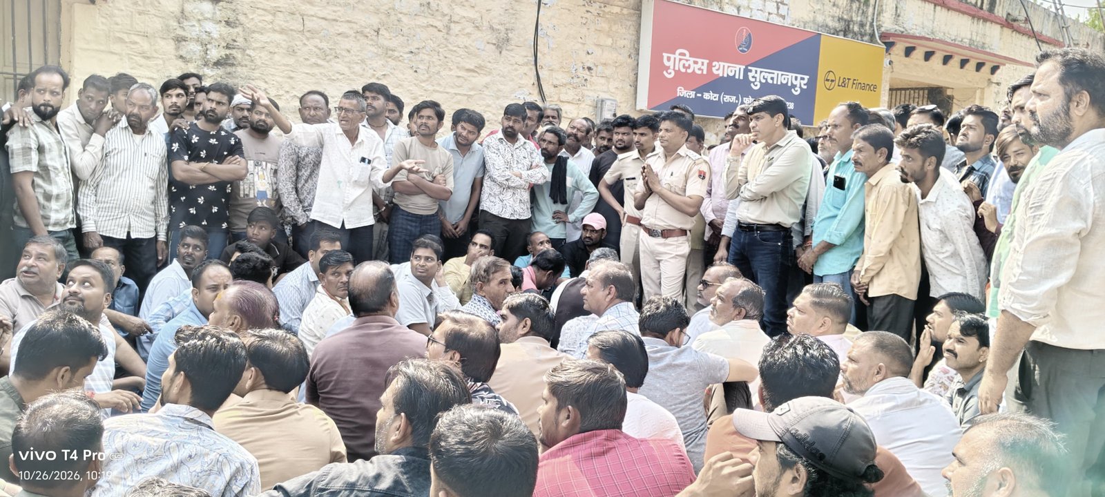 70 लाख की चोरी का खुलासा नहीं, सुल्तानपुर बंद कर थाने के सामने धरने पर बैठे व्यापारी