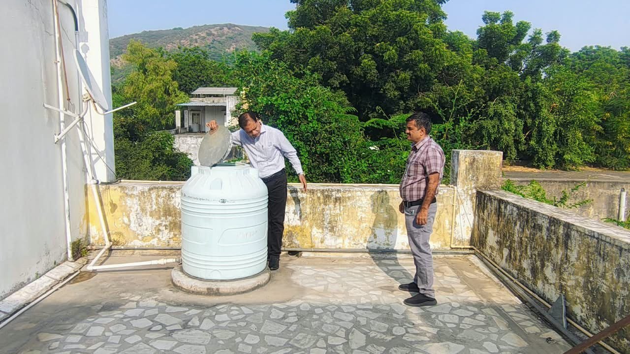 स्वास्थ्य भवन में सीएमएचओ ने खुद संभाली सफाई की कमान