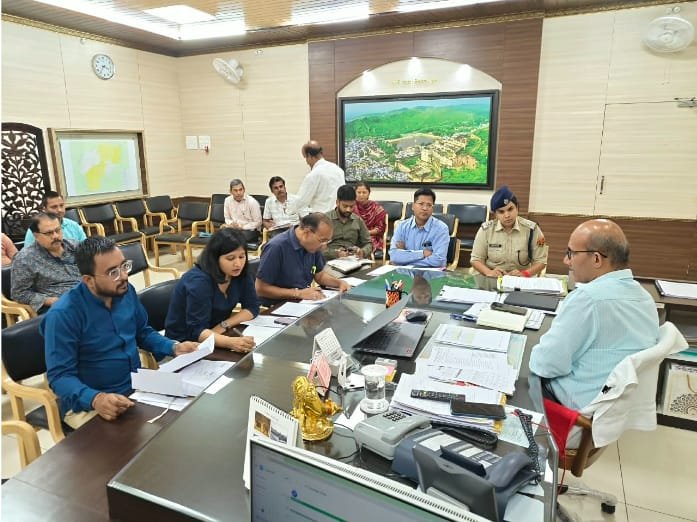 सड़क हादसों की रोकथाम के लिए ठोस कार्ययोजना बनाकर धरातल पर करें लागू: जिला कलक्टर