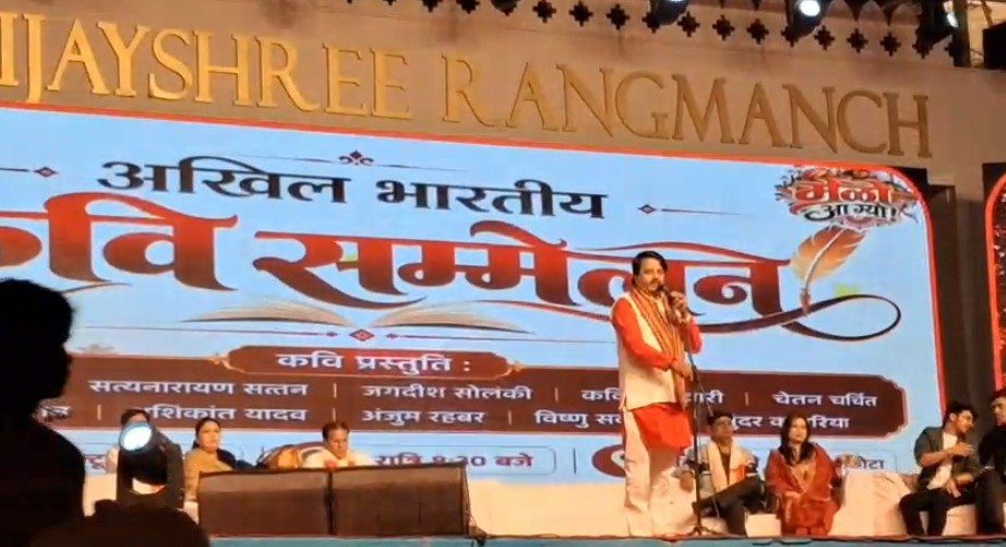दशहरा मेले के मंच पर कविताओं की गूंज, वीर रस से हास्य-व्यंग्य तक जमे रंग