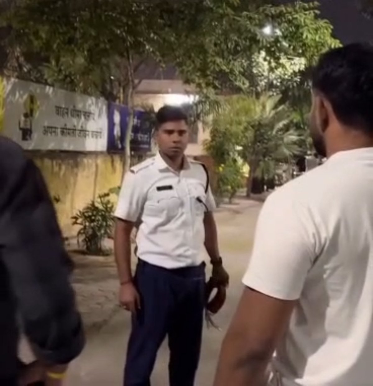 कोटा में ट्रैफिक पुलिसकर्मी पर युवक से अभद्रता का आरोप, बेल्ट निकालने का वीडियो वायरल