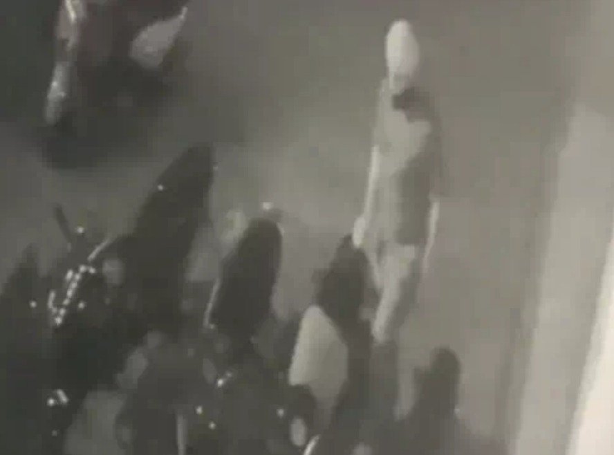 विश्वकर्मा सर्किल पर होटल के बाहर से बाइक चोरी, CCTV में कैद हुए तीन बदमाश