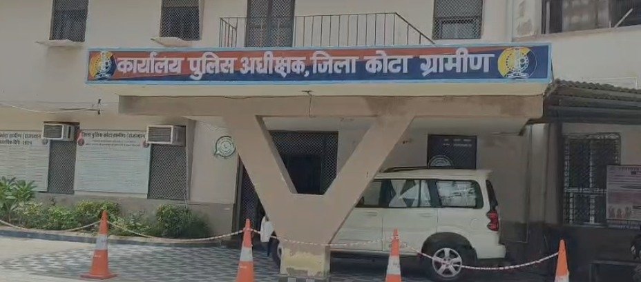 दूध की टंकियों से भरी जीप और ट्रक में आमने-सामने भिड़ंत, चालक घायल