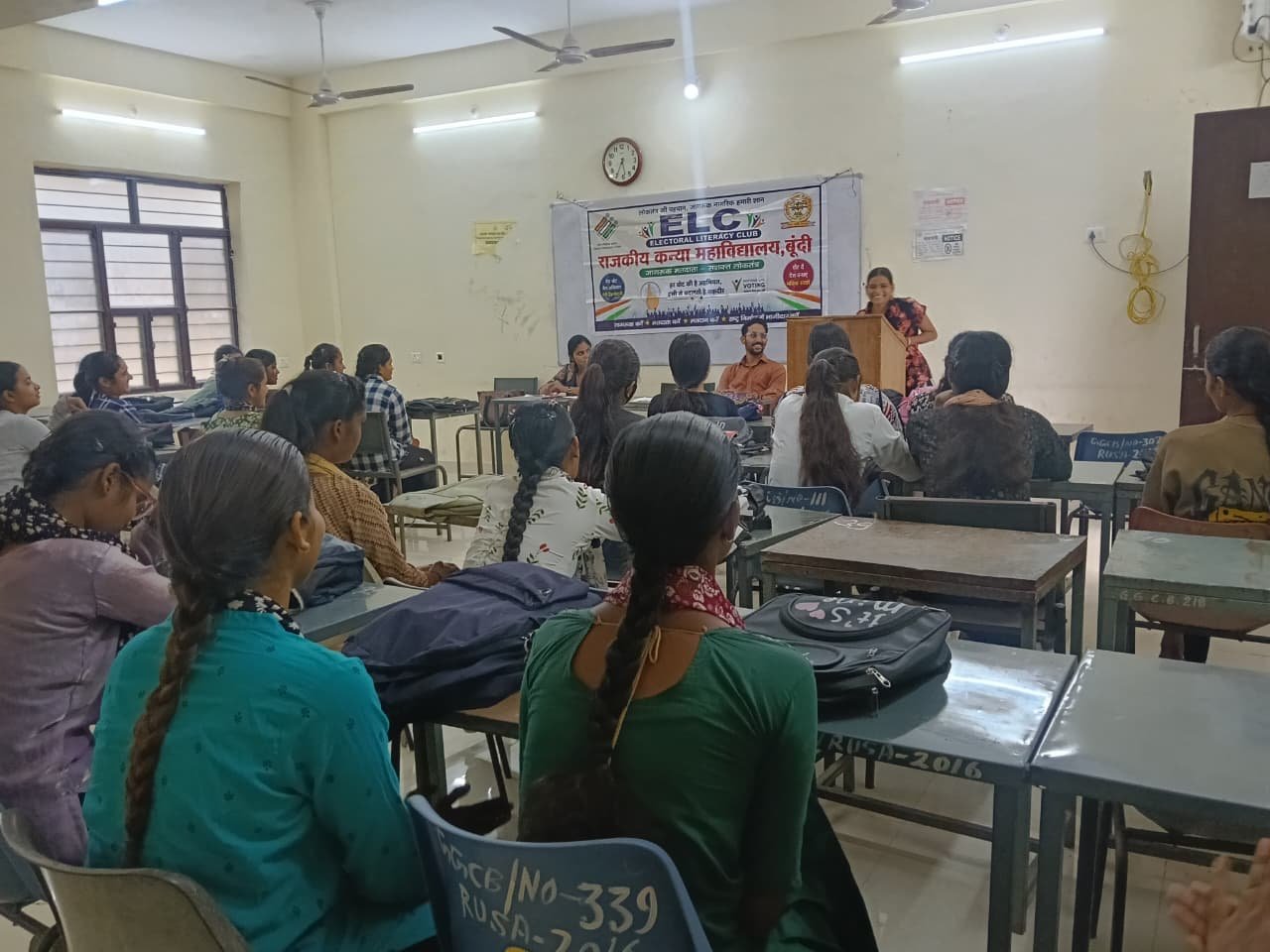 मतदान की ताकत और लोकतंत्र की अहमियत पर छात्राओं ने रखे विचार, माधवी-मीनाक्षी प्रथम