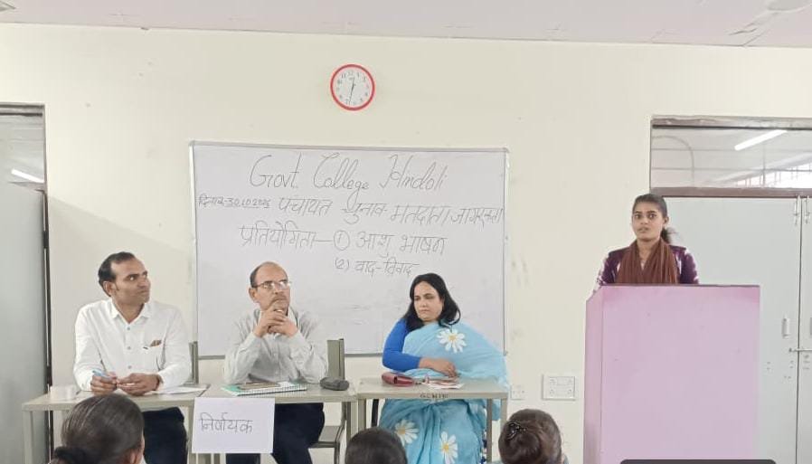 पंचायत में डिग्री जरूरी या जनता का भरोसा? विद्यार्थियों ने पक्ष-विपक्ष में रखे तर्क