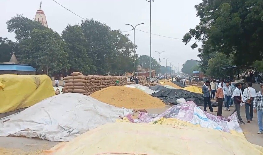 मंडी में क्षमता से दोगुनी आवक, खुले में पड़ा किसानों का अनाज; बारिश ने बढ़ाई चिंता