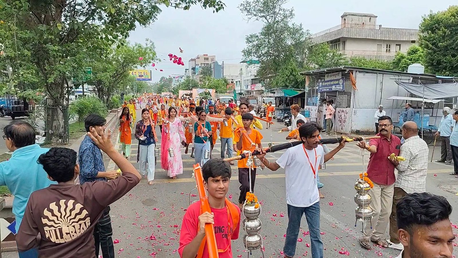 कोटा में निकली अबतक ही सबसे बड़ी कावड़ यात्रा, भीतरिया कुड से स्टेशन तक किया करीब 18 किमी का सफर तय