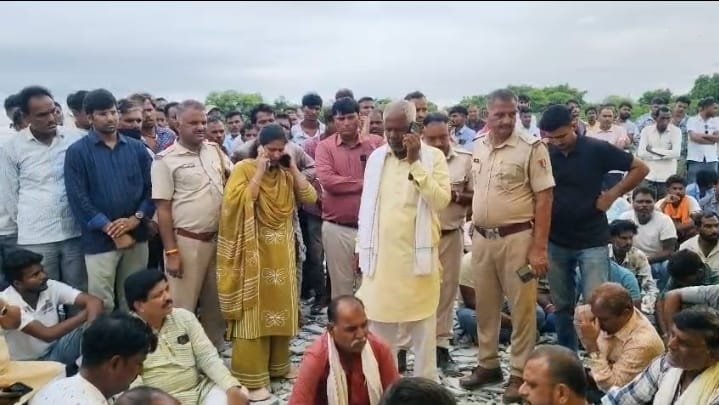 55 फीट गहरी खदान से 40 घंटे बाद निकला गोताखोर का शव, मुआवजे की मांग को लेकर ग्रामीणों का धरना