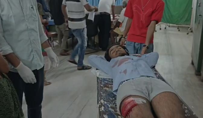 स्कूल से बाहर निकलते ही छात्र पर चाकू से जानलेवा हमला, हालत गंभीर